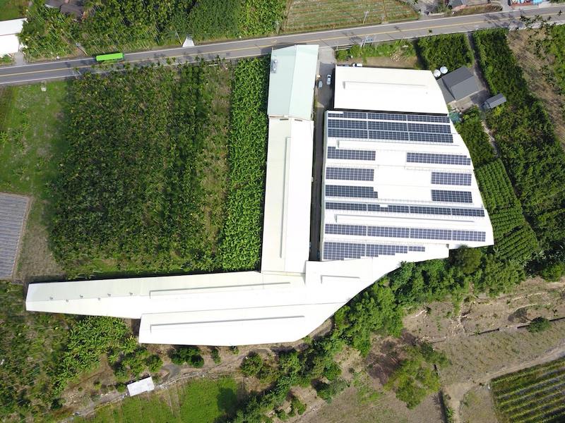 旭展香菇農場的太陽能板屋頂