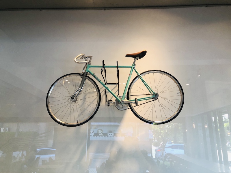 波赫士領地咖啡館內部的懸空腳踏車